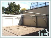 Cerramiento de cocheras con pergolas de hierro.